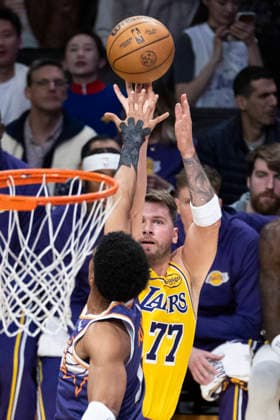 NBA, Basketball Herren, USA 2025: Suns 125:108 Lakers Los Angeles Lakers’ Luka Don?i? (77) shoots against Phoenix Suns’ Ryan Dunn (0) during an NBA basketball game, in Los Angeles Monday Dec. 1, 2025. Los Angeles United States Copyright: xRingoxChiux xSOPAxImagesx 20251201RC.Lakers010