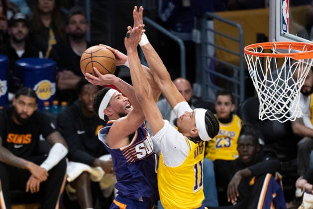 December 1, 2025, Los Angeles, California, United States: Phoenix Suns™ Devin Booker (1) shoots against Los Angeles Lakers™ Jaxson Hayes (11) during an NBA, Basketball Herren, USA basketball game, in Los Angeles Monday Dec. 1, 2025. Los Angeles United States - ZUMAs197 20251201_aaa_s197_347 Copyright: xRingoxChiux