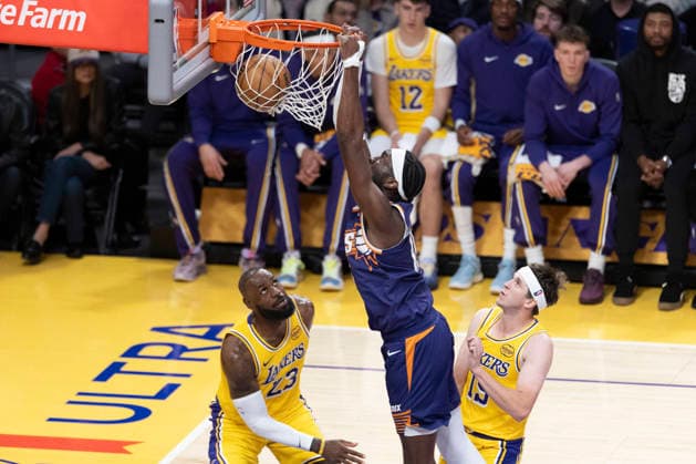 December 1, 2025, Los Angeles, California, United States: Phoenix Suns™ Mark Williams (15) dunks against Los Angeles Lakers™ LeBron James (23) during an NBA, Basketball Herren, USA basketball game, in Los Angeles Monday Dec. 1, 2025. Los Angeles United States - ZUMAs197 20251201_aaa_s197_351 Copyright: xRingoxChiux