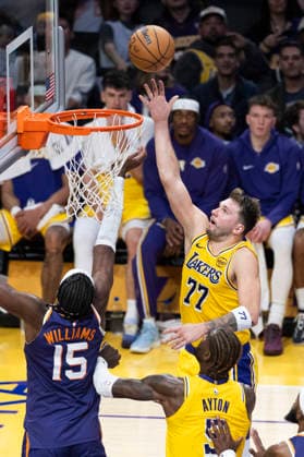 December 1, 2025, Los Angeles, California, United States: Los Angeles Lakers™ Luka Don?i? (77) goes to the basket against the Phoenix Suns during an NBA, Basketball Herren, USA basketball game, in Los Angeles Monday Dec. 1, 2025. Los Angeles United States - ZUMAs197 20251201_aaa_s197_353 Copyright: xRingoxChiux