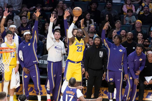 December 1, 2025, Los Angeles, California, United States: Los Angeles Lakers™ LeBron James (23) shoots against the Phoenix Suns during an NBA, Basketball Herren, USA basketball game, in Los Angeles Monday Dec. 1, 2025. Los Angeles United States - ZUMAs197 20251201_aaa_s197_355 Copyright: xRingoxChiux