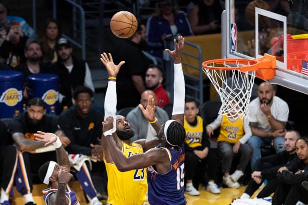 December 1, 2025, Los Angeles, California, United States: Los Angeles Lakers™ LeBron James (23) shoots against Phoenix Suns™ Mark Williams (15) during an NBA, Basketball Herren, USA basketball game, in Los Angeles Monday Dec. 1, 2025. Los Angeles United States - ZUMAs197 20251201_aaa_s197_357 Copyright: xRingoxChiux