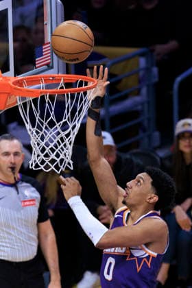 December 1, 2025, Los Angeles, California, USA: Ryan Dunn 0 of the Phoenix Suns scores during their regular season NBA, Basketball Herren, USA game against the Los Angeles Lakers on Monday December 1, 2025 at Crypto.com Arena in Los Angeles, California. Lakers lose to Suns, 108-125. ARIANA RUIZ PI Los Angeles USA - ZUMAp124 20251201_zaa_p124_023 Copyright: xArianaxRuizx