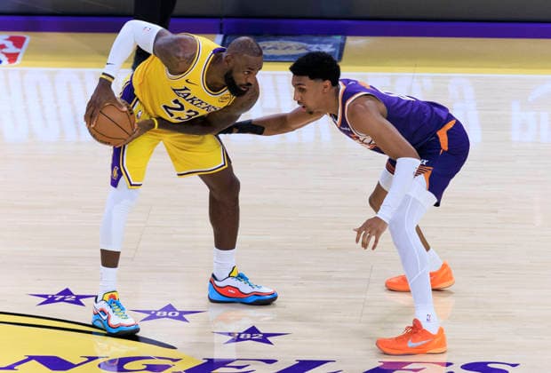 December 1, 2025, Los Angeles, California, USA: Ryan Dunn 0 of the Phoenix Suns guards LeBron James 23 of the Los Angeles Lakers during their regular season NBA, Basketball Herren, USA game on Monday December 1, 2025 at Crypto.com Arena in Los Angeles, California. Lakers lose to Suns, 108-125. ARIANA RUIZ PI Los Angeles USA - ZUMAp124 20251201_zaa_p124_025 Copyright: xArianaxRuizx