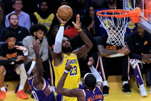 December 1, 2025, Los Angeles, California, USA: LeBron James 23 of the Los Angeles Lakers attempts a floater as Royce O Neale 00 and Mark Williams 15 of the Phoenix Suns defend the basket during their regular season NBA, Basketball Herren, USA game on Monday December 1, 2025 at Crypto.com Arena in Los Angeles, California. Lakers lose to Suns, 108-125. ARIANA RUIZ PI Los Angeles USA - ZUMAp124 20251201_zaa_p124_035 Copyright: xArianaxRuizx