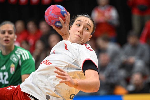 Netherlands, Handball, Womens World Championship 2025, Hungary vs. Switzerland, 01 12 2025, Maaspoort Sports Events, s Hertogenbosch, Netherlands, Tabea Schmid Switzerland, 7 on goal throw Copyright: xMarkusxVerwimpx
