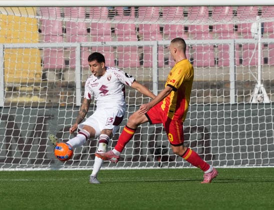 US Lecce v Torino FC - Serie A Guillermo Maripan of Torino plays during the Serie A match between US Lecce and Torino FC in Lecce, Italy, on November 30, 2025. Lecce Italy  Copyright: xGabrielexMaricchiolox originalFilename:maricchiolo-usleccev251130_npjjY.jpg