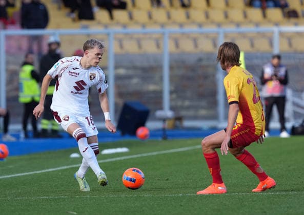 US Lecce v Torino FC - Serie A Marcus Pedersen of Torino plays during the Serie A match between US Lecce and Torino FC in Lecce, Italy, on November 30, 2025. Lecce Italy  Copyright: xGabrielexMaricchiolox originalFilename:maricchiolo-usleccev251130_np0j7.jpg