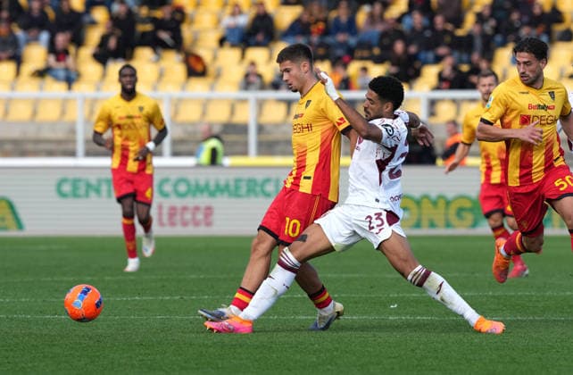 US Lecce v Torino FC - Serie A Medon Berisha of US Lecce plays during the Serie A match between US Lecce and Torino FC in Lecce, Italy, on November 30, 2025. Lecce Italy  Copyright: xGabrielexMaricchiolox originalFilename:maricchiolo-usleccev251130_npZcu.jpg