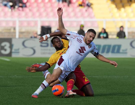 US Lecce v Torino FC - Serie A Nikola Vlasic of Torino plays during the Serie A match between US Lecce and Torino FC in Lecce, Italy, on November 30, 2025. Lecce Italy  Copyright: xGabrielexMaricchiolox originalFilename:maricchiolo-usleccev251130_np4oj.jpg