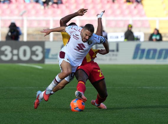 US Lecce v Torino FC - Serie A Nikola Vlasic of Torino plays during the Serie A match between US Lecce and Torino FC in Lecce, Italy, on November 30, 2025. Lecce Italy  Copyright: xGabrielexMaricchiolox originalFilename:maricchiolo-usleccev251130_npg9E.jpg