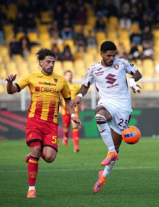 US Lecce v Torino FC - Serie A Saul Coco of Torino plays during the Serie A match between US Lecce and Torino FC in Lecce, Italy, on November 30, 2025. Lecce Italy  Copyright: xGabrielexMaricchiolox originalFilename:maricchiolo-usleccev251130_npwmh.jpg