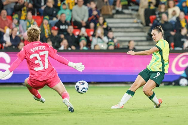 December 2, 2025, Adelaide, South Australia, Australia: ALINA SANTOS of New Zealand manages to keep the ball away from tenet as CAITLIN FOORD of Australia takes a shot at goal during the FIFA International Friendly, Länderspiel, Nationalmannschaft between the Australian Matildas and the New Zealand Female Ferns. Adelaide Australia - ZUMAw216 20251202_zsp_w216_001 Copyright: xMarkxWilloughbyx