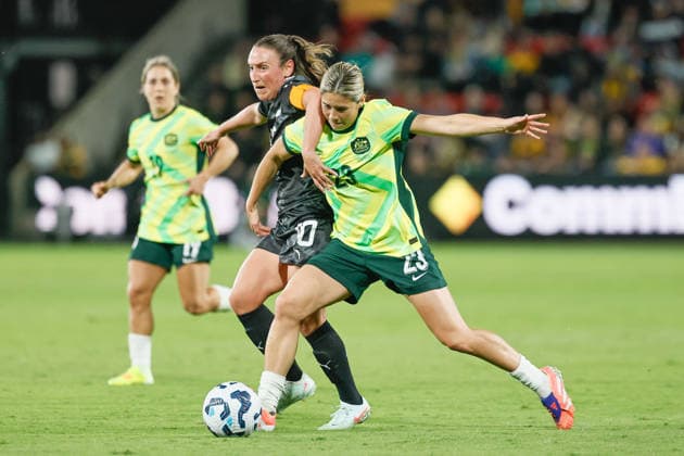 December 2, 2025, Adelaide, South Australia, Australia: ANNALIE LONGO of New Zealand and KYRA COONEY-CROSS of Australia trade blows as they tussle for possession during the FIFA International Friendly, Länderspiel, Nationalmannschaft between the Australian Matildas and the New Zealand Female Ferns. Adelaide Australia - ZUMAw216 20251202_zsp_w216_017 Copyright: xMarkxWilloughbyx