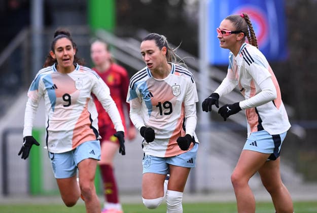 Soccer European Championship Qualification U19 Juniors Germany Spain on 02 12 2025 at the Sportschule Wedau in Duisburg Goal celebration to 0 3 by Alba Cerrato Spain , center Celia Segura Spain , left Noa Jimenez Spain , right DFB regulations prohibit any use of photographs as image sequences and or quasi video Nordrhein Westfalen Germany