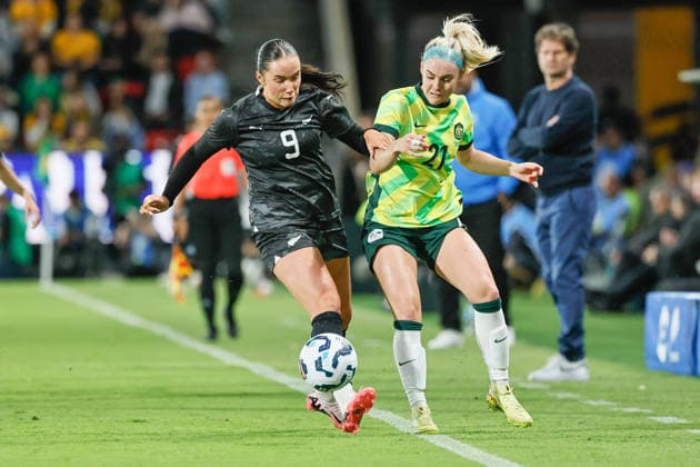 December 2, 2025, Adelaide, South Australia, Australia: MILLY CLEGG of New Zealand and ELLIE CARPENTER of Australia tussle for possession during the FIFA International Friendly, Länderspiel, Nationalmannschaft between the Australian Matildas and the New Zealand Female Ferns. Adelaide Australia - ZUMAw216 20251202_zsp_w216_022 Copyright: xMarkxWilloughbyx