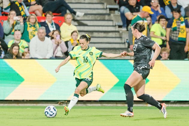 December 2, 2025, Adelaide, South Australia, Australia: HALEY RASO of Australia chips the ball in from the wing as MICHAELA FOSTER of New Zealand moves in hoping to block the shot during the FIFA International Friendly, Länderspiel, Nationalmannschaft between the Australian Matildas and the New Zealand Female Ferns. Adelaide Australia - ZUMAw216 20251202_zsp_w216_032 Copyright: xMarkxWilloughbyx
