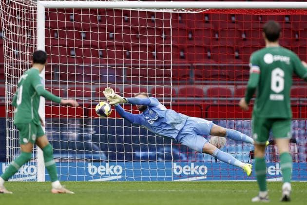 AMSTERDAM - (l-r) Younes Taha El Idrissi of FC Groningen, Ajax goalkeeper Vitezslav Jaros during the Dutch Eredivisie match between AFC Ajax and FC Groningen at the Johan Cruijff ArenA on December 2, 2025 in Amsterdam, Netherlands. ANP Hollandse Hoogte MAURICE VAN STEEN Eredivisie 2025-2026 xVIxANPxSportx xMauricexvanxSteenxIVx 543673928 originalFilename: 543673928.jpg