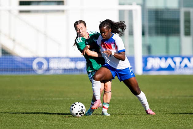 ENGLAND U20 vs MEXICO U20 WomenÂ s. MICHEL FONG, PLAYER FOR THE MEXICAN U20 national team, Nationalteam JANE OBOAVWODUO, PLAYER FOR THE ENGLAND U20 TEAM, DURING THE MATCH, Women s friendly match between England U20 vs Mexico U20, Pinatar Arena Football Center, San Pedro del Pinatar, Region of Murcia, December 2, 2025. San Pedro del Pinatar Pinatar Arena Football Center Region de Murcia Spain Copyright: xPascuxMÃ ndezx