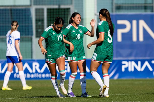ENGLAND U20 vs MEXICO U20 WomenÂ s. BERENICE IBARRA, PLAYER FOR THE MEXICAN U20 national team, Nationalteam APRIL FRAGOSO, PLAYER FOR THE MEXICAN U20 NATIONAL TEAM, DURING THE MATCH,Women s friendly match between England U20 vs Mexico U20, Pinatar Arena Football Center, San Pedro del Pinatar, Region of Murcia, December 2, 2025. San Pedro del Pinatar Pinatar Arena Football Center Region de Murcia Spain Copyright: xPascuxMÃ ndezx