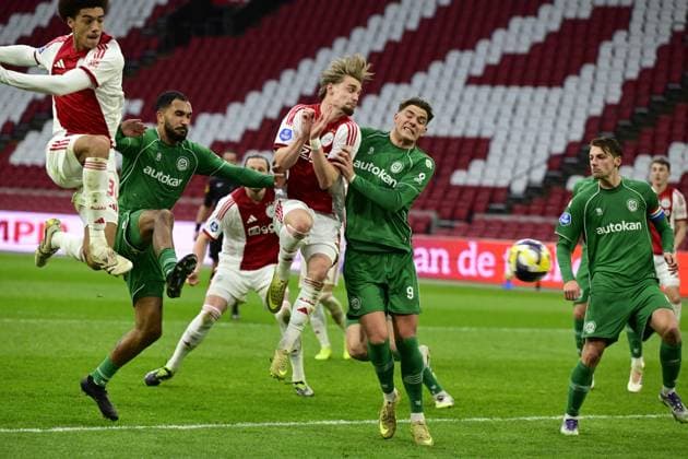 AMSTERDAM - Aaron Bouwman of AFC Ajax (left) scores the 2-0, (left) Marvin Peersman of FC Groningen, Kenneth Taylor of AFC Ajax, Brynjolfur Andersen Willumsson of FC Groningen during the remainder of the Dutch Eredivisie match between AFC Ajax and FC Groningen at the Johan Cruijff ArenA on December 2, 2025, in Amsterdam, Netherlands. The match was abandoned after supporters set off fireworks twice. ANP OLAF KRAAK Eredivisie 2025-2026 xVIxANPxSportx xxANPxIVx 543674458 originalFilename: 543674458.jpg