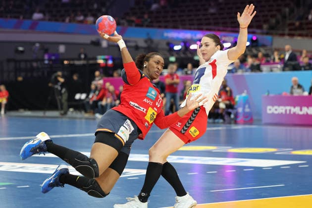 GER, Dortmund, 27th Wommens World Championship 2025, Main Round, Group II 1 Round Spain ESP vs Serbia SRB 02 12 2025, Westfalenhalle, Dortmund, GER, Dortmund, 27th Wommens World Championship 2025, Main Round, Group II 1 Round Spain ESP vs Serbia SRB , in the picture Kaba GASSAMA CISSOKHO ESP 33 , in a duel against Jovana Skrobić SRB 24 , nordphotoxGmbHx xMeuter nph00351
