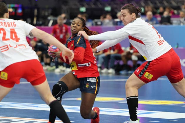 GER, Dortmund, 27th Wommens World Championship 2025, Main Round, Group II 1 Round Spain ESP vs Serbia SRB 02 12 2025, Westfalenhalle, Dortmund, GER, Dortmund, 27th Wommens World Championship 2025, Main Round, Group II 1 Round Spain ESP vs Serbia SRB , pictured Daniela Patricia SO DELGADO PINTO ESP 27 , in a duel against Jovana Skrobić SRB 24 , Dragana Cvijić SRB 72 , nordphotoxGmbHx xMeuter nph00351