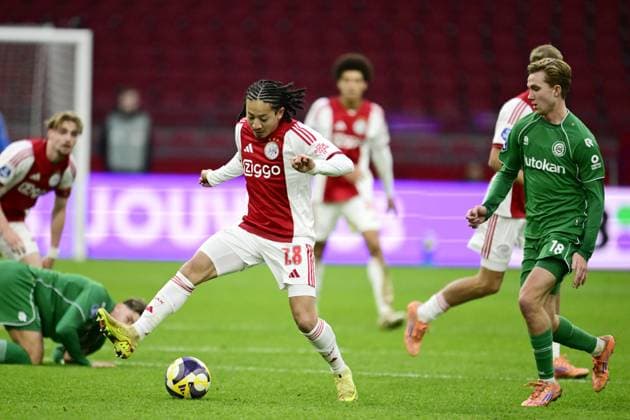 AMSTERDAM (l-r) Kian Fitz-Jim of AFC Ajax, Tygo Land of FC Groningen during the remainder of the Dutch Eredivisie match between AFC Ajax and FC Groningen at the Johan Cruijff ArenA on December 2, 2025, in Amsterdam, Netherlands. The match was abandoned after supporters set off fireworks twice. ANP OLAF KRAAK Eredivisie 2025-2026 xVIxANPxSportx xxANPxIVx 543675594 originalFilename: 543675594.jpg