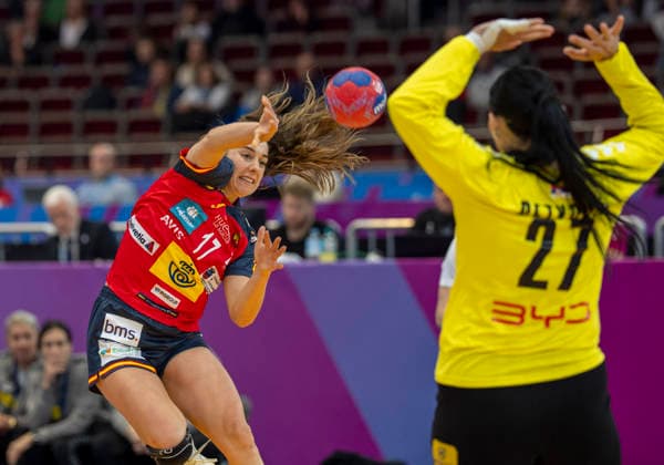 Jennifer Maria GUTIERREZ BERMEJO Spain, 17 against Gordana Petkovic Serbia, 27 27th IHF Womens Handball World Championship, WM, World Championship 2025, Spain Serbia, GER, Dortmund, Westfalenhalle Copyright: HMBxMedia xMarcoxBader