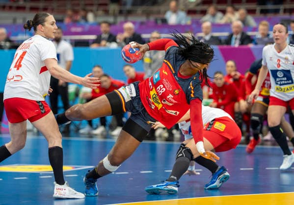 Lyndie TCHAPTCHET DEFO Spain, 68 during a throw, the view is obscured by her hair 27th IHF Womens Handball World Championship, WM, Weltmeisterschaft 2025, Spain Serbia, GER, Dortmund, Westfalenhalle Copyright: HMBxMedia xMarcoxBader