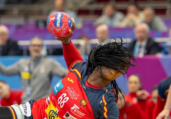 Lyndie TCHAPTCHET DEFO Spain, 68 during a throw, the view is obscured by her hair 27th IHF Womens Handball World Championship, WM, Weltmeisterschaft 2025, Spain Serbia, GER, Dortmund, Westfalenhalle Copyright: HMBxMedia xMarcoxBader