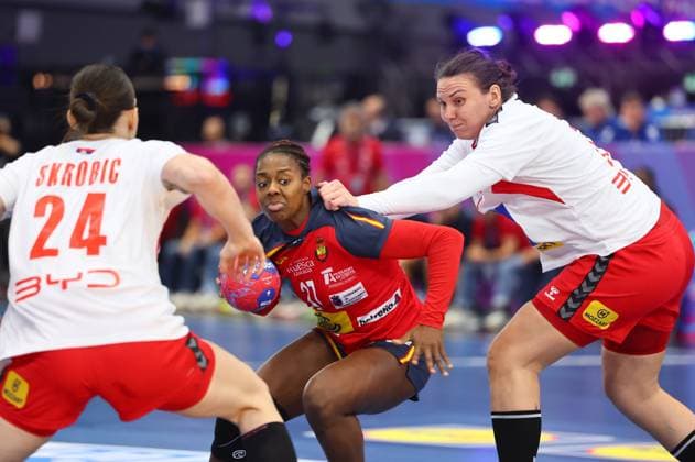 Danila Patricia So Delgado Pinto Spain in duel with Dragana Cvijic Serbia Spain vs Serbia, Handball, Womens World Championship, 02 12 2025 Spain vs Serbia, Handball, Womens World Championship, 02 12 2025 Dortmund Copyright: xEibner-Pressefotox EP_RWS