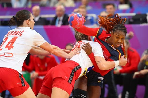 Danila Patricia So Delgado Pinto Spain in a duel with Andela Janjusevic Serbia Spain vs Serbia, Handball, Womens World Championship, 02 12 2025 Spain vs Serbia, Handball, Womens World Championship, 02 12 2025 Dortmund Copyright: xEibner-Pressefotox EP_RWS