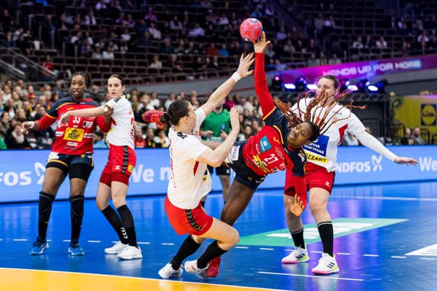 DORTMUND, GERMANY - DECEMBER 2: Daniela Patricia So Delgado-Pinto (Spain, 27) tries to score against Jovana Skrobic (Serbia, 24) during the 27th IHF Women’s World Handball Championship match between Spain vs. Serbia at Westfalenhalle on matchday 1 of the main round of the 27th IHF Women’s World Handball Championship on December 2, 2025 in Dortmund, Germany. North Rhine Westphalia Germany Copyright: xBEAUTIFULxSPORTS Wunderlx