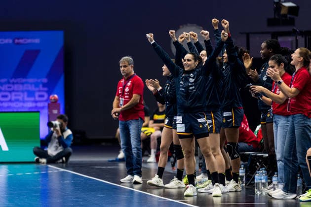 DORTMUND, GERMANY - DECEMBER 2: Spanish bench cheers during the 27th IHF Women’s World Handball Championship match between Spain vs. Serbia at Westfalenhalle on matchday 1 of the main round of the 27th IHF Women’s World Handball Championship on December 2, 2025 in Dortmund, Germany. North Rhine Westphalia Germany Copyright: xBEAUTIFULxSPORTS Wunderlx
