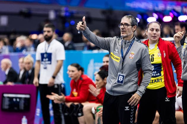 DORTMUND, GERMANY - DECEMBER 2: Jose Ignazio Prades Pons (Head Coach Serbia) giving thumbs up during the 27th IHF Women’s World Handball Championship match between Spain vs. Serbia at Westfalenhalle on matchday 1 of the main round of the 27th IHF Women’s World Handball Championship on December 2, 2025 in Dortmund, Germany. North Rhine Westphalia Germany Copyright: xBEAUTIFULxSPORTS Wunderlx