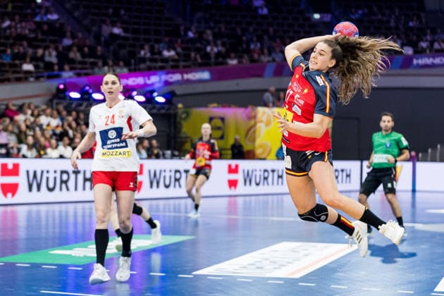 DORTMUND, GERMANY - DECEMBER 2: Jennifer Maria Gutierrez Bermejo (Spain, 17) with the ball, tries to score during the 27th IHF Women’s World Handball Championship match between Spain vs. Serbia at Westfalenhalle on matchday 1 of the main round of the 27th IHF Women’s World Handball Championship on December 2, 2025 in Dortmund, Germany. North Rhine Westphalia Germany Copyright: xBEAUTIFULxSPORTS Wunderlx