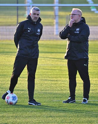 02 12 2025 Soccer 2 Bundesliga Season 2025 2026 SpVgg Greuther Fürth Fuerth Kleeblatt Training xwoxzix Danny Schwarz Co Coach SpVgg Greuther Fürth Heiko Vogel Coach SpVgg Greuther Fürth