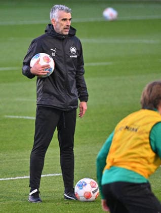 02 12 2025 Soccer 2 Bundesliga Season 2025 2026 SpVgg Greuther Fürth Fuerth Kleeblatt Training xwoxzix Danny Schwarz Co Coach SpVgg Greuther Fürth