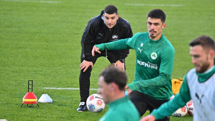 02 12 2025 Soccer 2 Bundesliga Season 2025 2026 SpVgg Greuther Fürth Fuerth Kleeblatt Training xwoxzix Aleksandro Petrovic Co Coach SpVgg Greuther Fürth