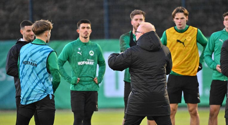 02 12 2025 Soccer 2 Bundesliga Season 2025 2026 SpVgg Greuther Fürth Fuerth Kleeblatt Training xwoxzix Heiko Vogel Coach SpVgg Greuther Fürth speaks to team Team
