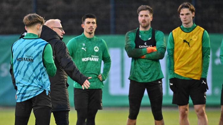 02 12 2025 Soccer 2 Bundesliga Season 2025 2026 SpVgg Greuther Fürth Fuerth Kleeblatt Training xwoxzix Heiko Vogel Coach SpVgg Greuther Fürth speaks to team Team