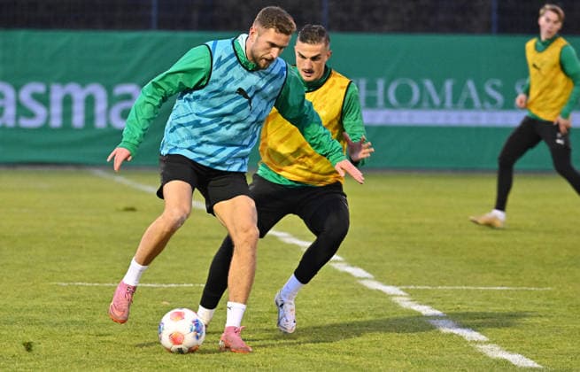 02 12 2025 Soccer 2 Bundesliga Season 2025 2026 SpVgg Greuther Fürth Fuerth Kleeblatt Training xwoxzix Dennis Srbeny 7, SpVgg Greuther Fürth Philipp Ziereis 4, SpVgg Greuther Fürth