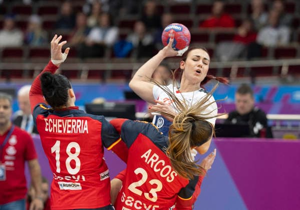 Teodora Velickovic Serbia, 33 with a throw with the ball Maitane ECHEVERRIA MARTINEZ Spain, 18 and Paula ARCOS POVEDA Spain, 23 try to block 27th IHF Womens Handball World Championship, WM, Weltmeisterschaft 2025, Spain Serbia, GER, Dortmund, Westfalenhalle Copyright: HMBxMedia xMarcoxBader