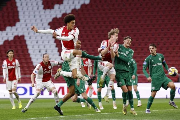 AMSTERDAM - (l-r) Aaron Bouwman of Ajax scores the 2-0, Marvin Peersman of FC Groningen, Kenneth Taylor of Ajax, Brynjolfur Andersen Willumsson of FC Groningen, Stijn Resink of FC Groningen during the Dutch Eredivisie match between AFC Ajax and FC Groningen at the Johan Cruijff ArenA on December 2, 2025 in Amsterdam, Netherlands. ANP Hollandse Hoogte MAURICE VAN STEEN Eredivisie 2025-2026 xVIxANPxSportx xMauricexvanxSteenxIVx 543680535 originalFilename: 543680535.jpg