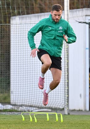 02 12 2025 Soccer 2 Bundesliga Season 2025 2026 SpVgg Greuther Fürth Fuerth Kleeblatt Training xwoxzix Dennis Srbeny 7, SpVgg Greuther Fürth