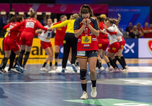 Jennifer Maria GUTIERREZ BERMEJO Spain, 17 is severely disappointed In the background, the Serbian Player celebrate the victory 27th IHF Womens Handball World Championship, WM, Weltmeisterschaft 2025, Spain Serbia, GER, Dortmund, Westfalenhalle Copyright: HMBxMedia xMarcoxBader