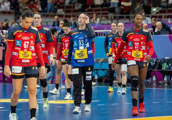 Disappointed Spanish players after the game Here Nicole Alejandra MORALES CLAURE Spain, 93 and Patricia SO DELGADO PINTO Danila Spain, 27 27th IHF Womens Handball World Championship, WM, Weltmeisterschaft 2025, Spain Serbia, GER, Dortmund, Westfalenhalle Copyright: HMBxMedia xMarcoxBader