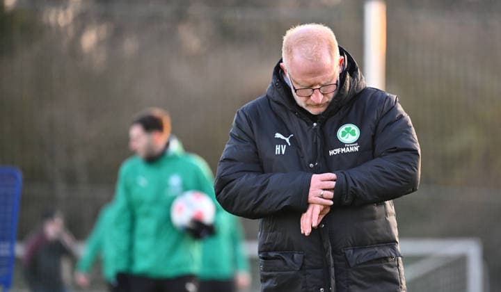 02 12 2025 Soccer 2 Bundesliga Season 2025 2026 SpVgg Greuther Fürth Fuerth Kleeblatt Training xwoxzix Heiko Vogel Coach SpVgg Greuther Fürth looks at the clock