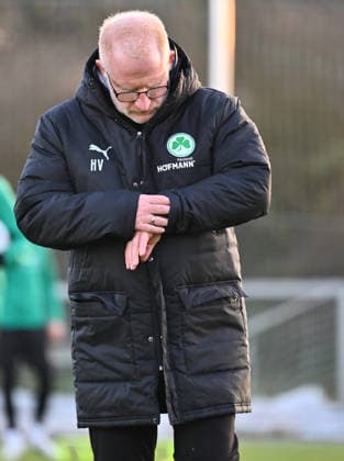 02 12 2025 Soccer 2 Bundesliga Season 2025 2026 SpVgg Greuther Fürth Fuerth Kleeblatt Training xwoxzix Heiko Vogel Coach SpVgg Greuther Fürth looks at the clock